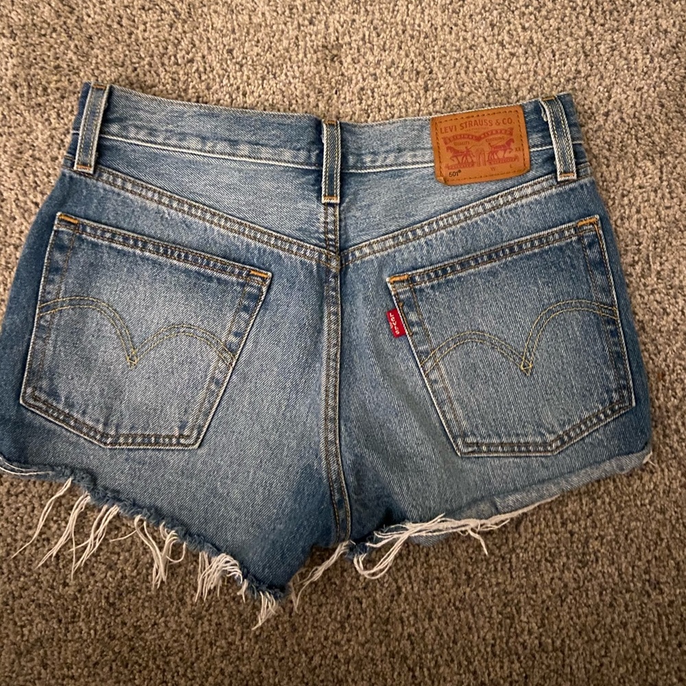 Mid rise Levi’s denim shorts
